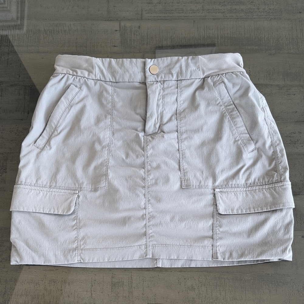 Athleta Gray Cargo Skirt with Shorts Underneath. Womens Size 6. Zip and button.